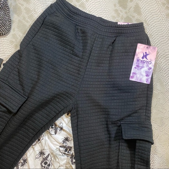 Black quilted high waisted cargo style joggers - Picture 9 of 16